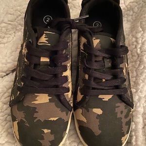 Cat & Jack Camo Boys Shoes size 2Y